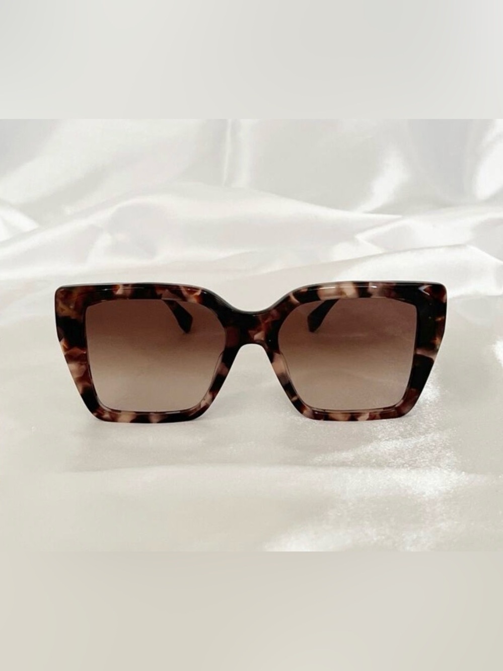 Final FENDI FF Diamonds FE40161I
Sunglasses Tortoise Frame
Brown Gradient Lenses